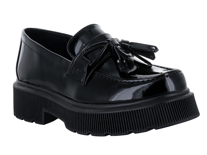 Mocasín negro de charol con borlas y suela de plataforma gruesa.