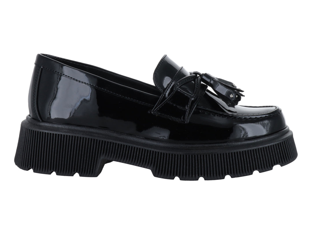 Mocasín negro de charol con borlas y suela de plataforma gruesa.