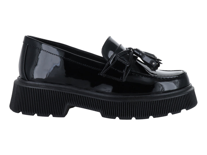 Mocasín negro de charol con borlas y suela de plataforma gruesa.