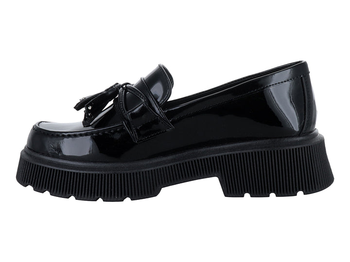 Mocasín negro de charol con borlas y suela de plataforma gruesa.