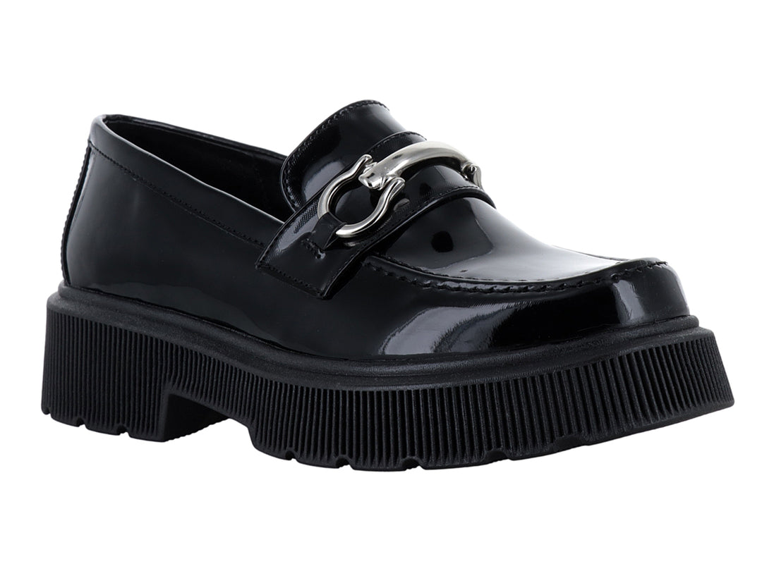 Zapato mocasín de charol negro con plataforma alta y hebilla plateada decorativa.