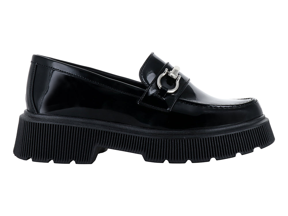 Zapato mocasín de charol negro con plataforma alta y hebilla plateada decorativa.