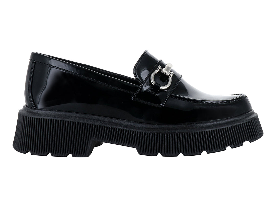 Zapato mocasín de charol negro con plataforma alta y hebilla plateada decorativa.
