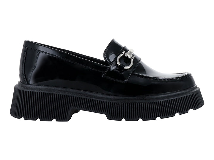Zapato mocasín de charol negro con plataforma alta y hebilla plateada decorativa.