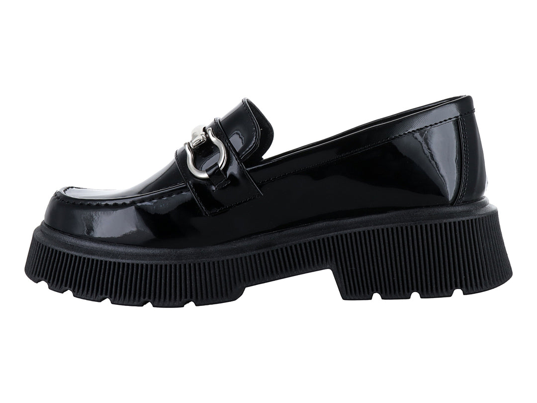 Zapato mocasín de charol negro con plataforma alta y hebilla plateada decorativa.