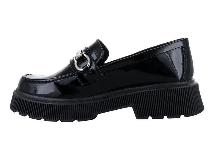 Zapato mocasín de charol negro con plataforma alta y hebilla plateada decorativa.