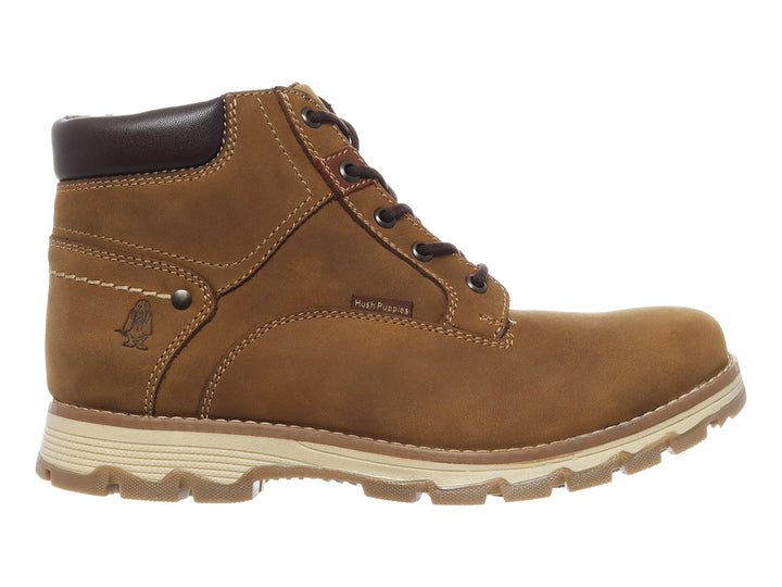 Botas casuales Hush Puppies de cuero color tan con suela beige y cierre de cordones.