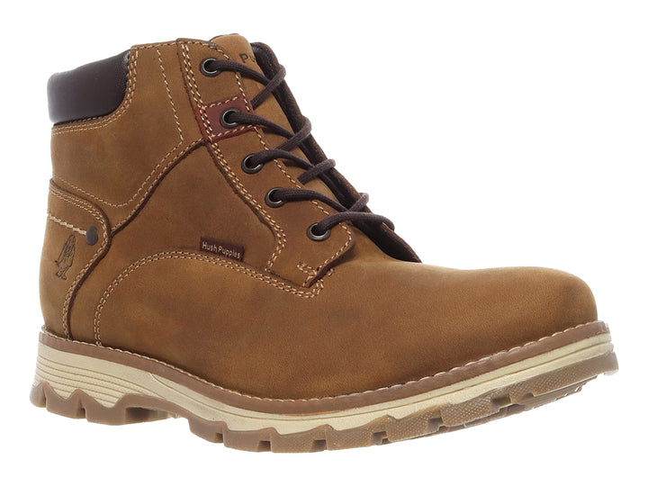 Botas casuales Hush Puppies de cuero color tan con suela beige y cierre de cordones.