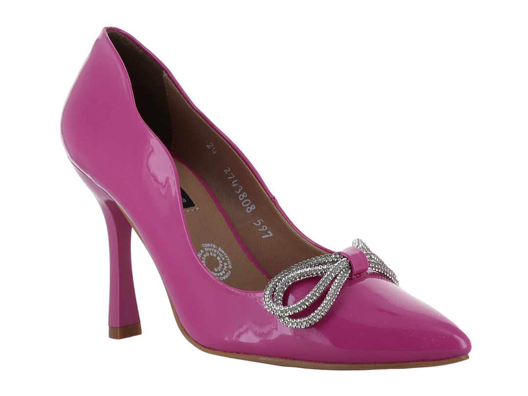 Zapato de tacón alto color rosa brillante con detalle de moño con pedrería en la punta.