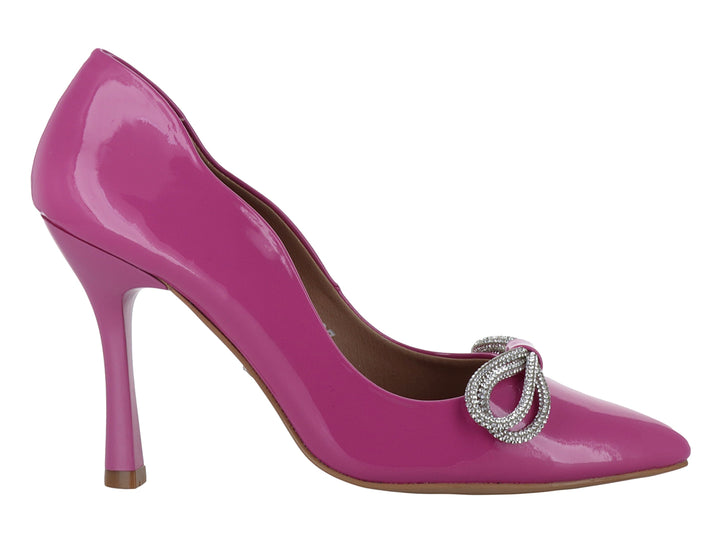 Zapato de tacón alto color rosa brillante con detalle de moño con pedrería en la punta.