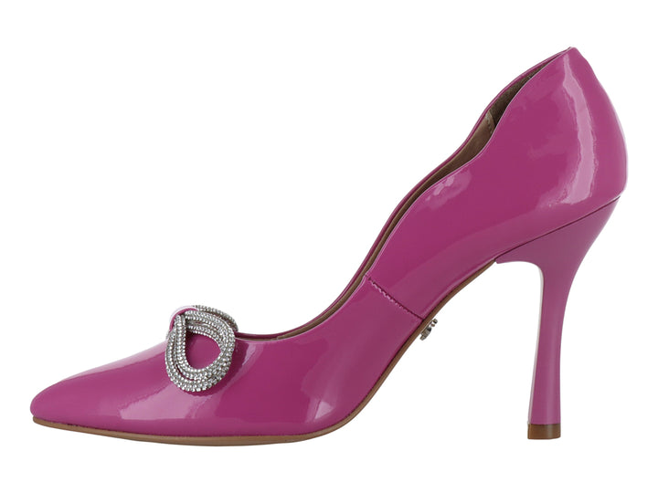 Zapato de tacón alto color rosa brillante con detalle de moño con pedrería en la punta.