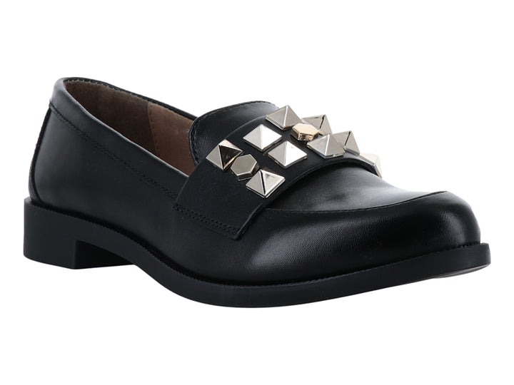 Zapato tipo mocasín color negro con adornos de estoperoles dorados en forma de pirámide en la parte superior.
