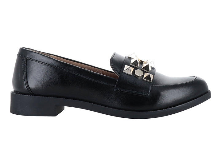 Zapato tipo mocasín color negro con adornos de estoperoles dorados en forma de pirámide en la parte superior.