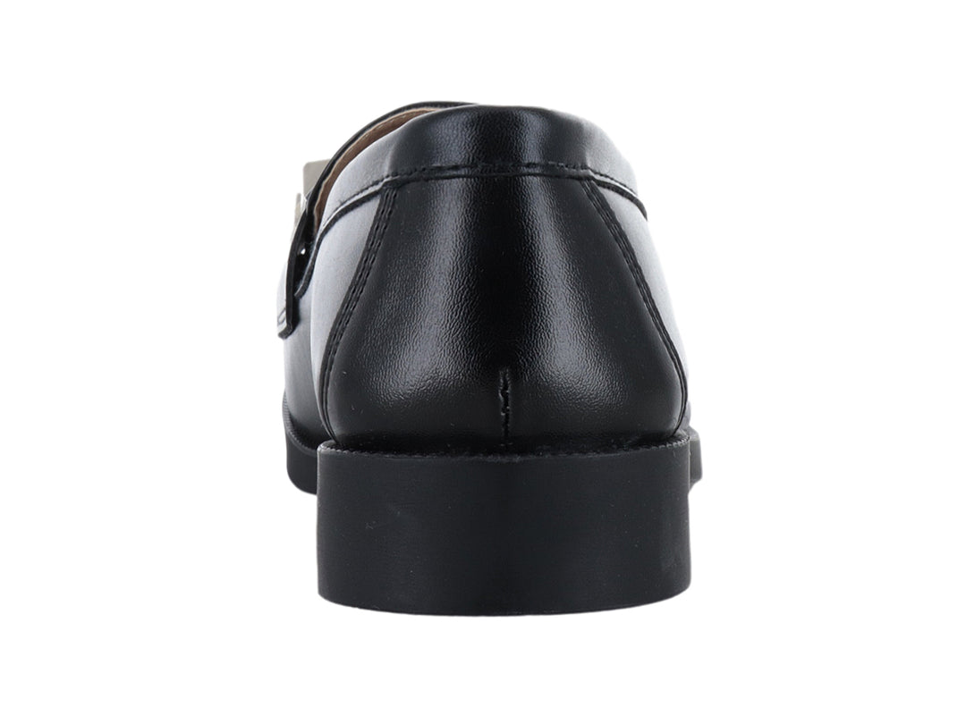 Zapato tipo mocasín color negro con adornos de estoperoles dorados en forma de pirámide en la parte superior.