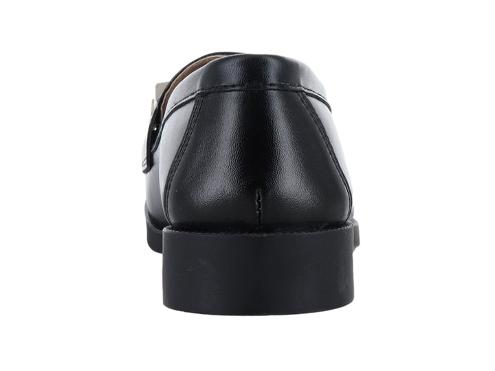 Zapato tipo mocasín color negro con adornos de estoperoles dorados en forma de pirámide en la parte superior.