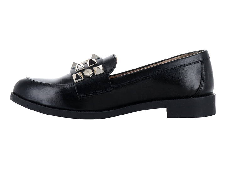 Zapato tipo mocasín color negro con adornos de estoperoles dorados en forma de pirámide en la parte superior.