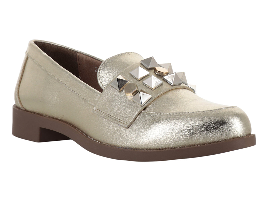 Zapato estilo Oxford color oro metálico con detalles de tachuelas piramidales y suela marrón.