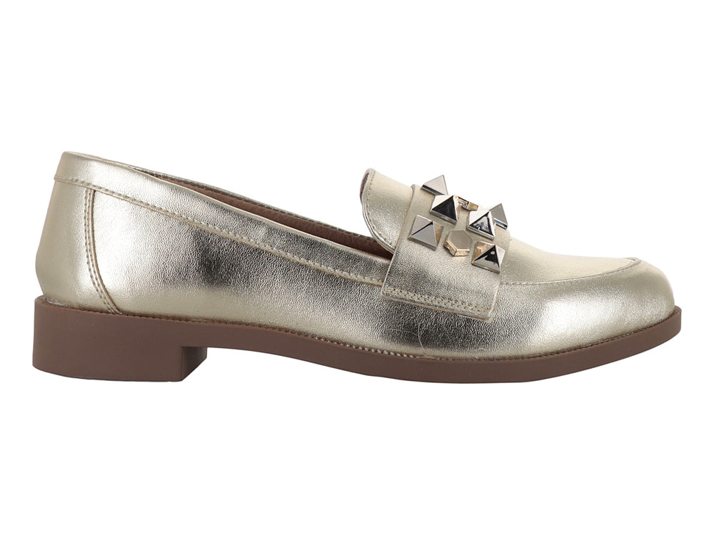 Zapato estilo Oxford color oro metálico con detalles de tachuelas piramidales y suela marrón.