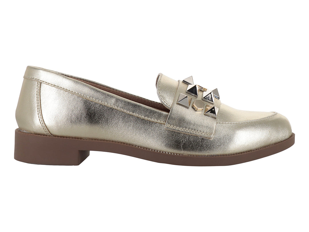 Zapato estilo Oxford color oro metálico con detalles de tachuelas piramidales y suela marrón.