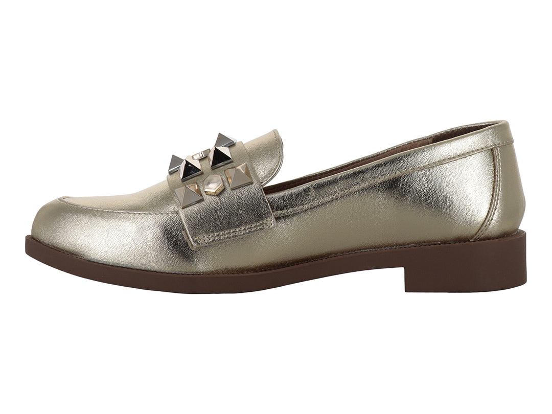 Zapato estilo Oxford color oro metálico con detalles de tachuelas piramidales y suela marrón.