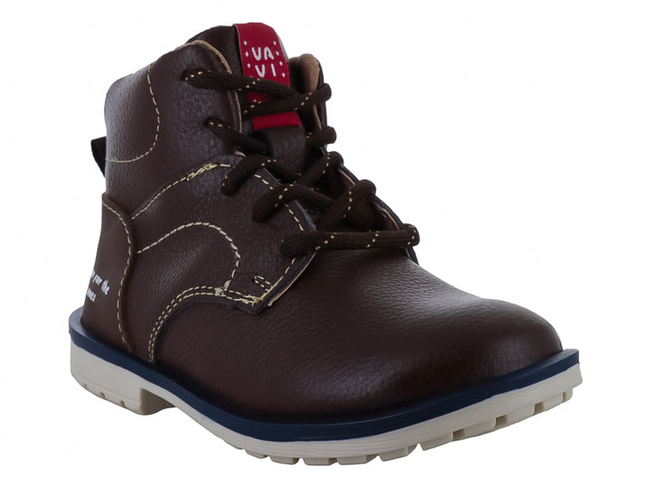 Bota infantil de color café con agujetas y suela en colores azul y blanco.