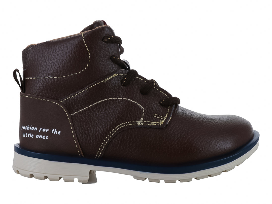 Bota infantil de color café con agujetas y suela en colores azul y blanco.