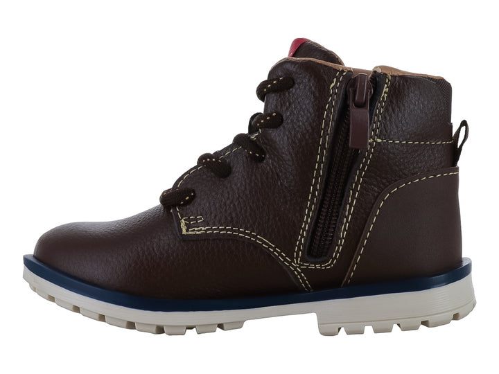 Bota infantil de color café con agujetas y suela en colores azul y blanco.