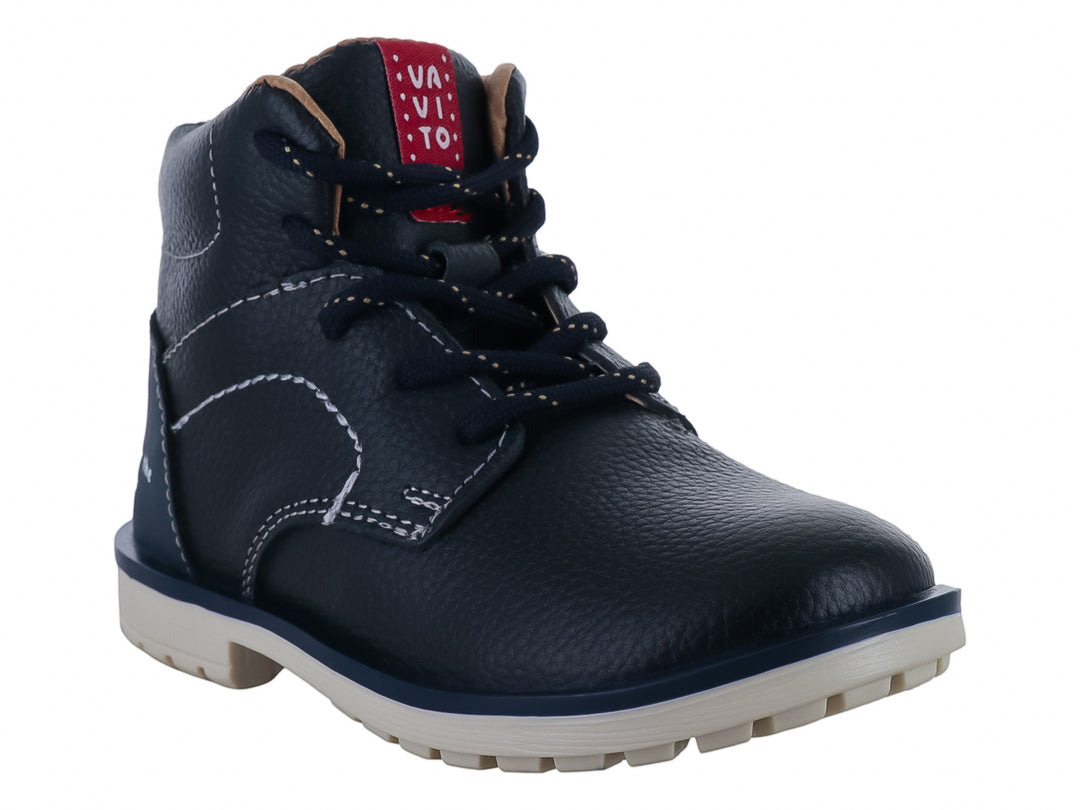 Bota infantil de color azul marino con cordones y suela blanca.