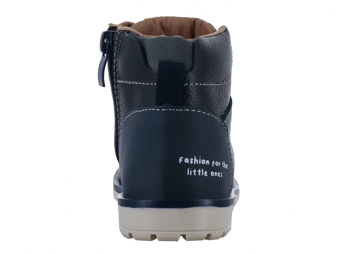 Bota infantil de color azul marino con cordones y suela blanca.