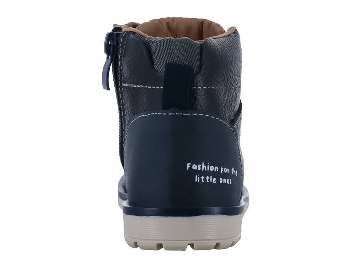 Bota infantil de color azul marino con cordones y suela blanca.