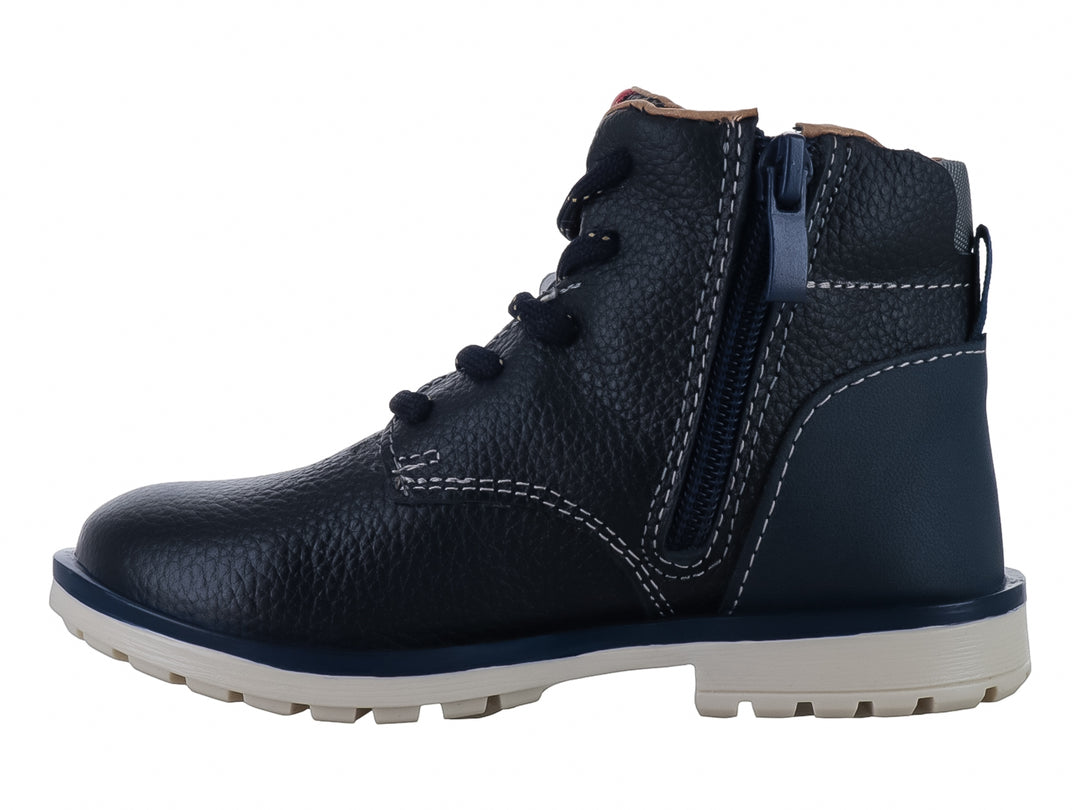 Bota infantil de color azul marino con cordones y suela blanca.