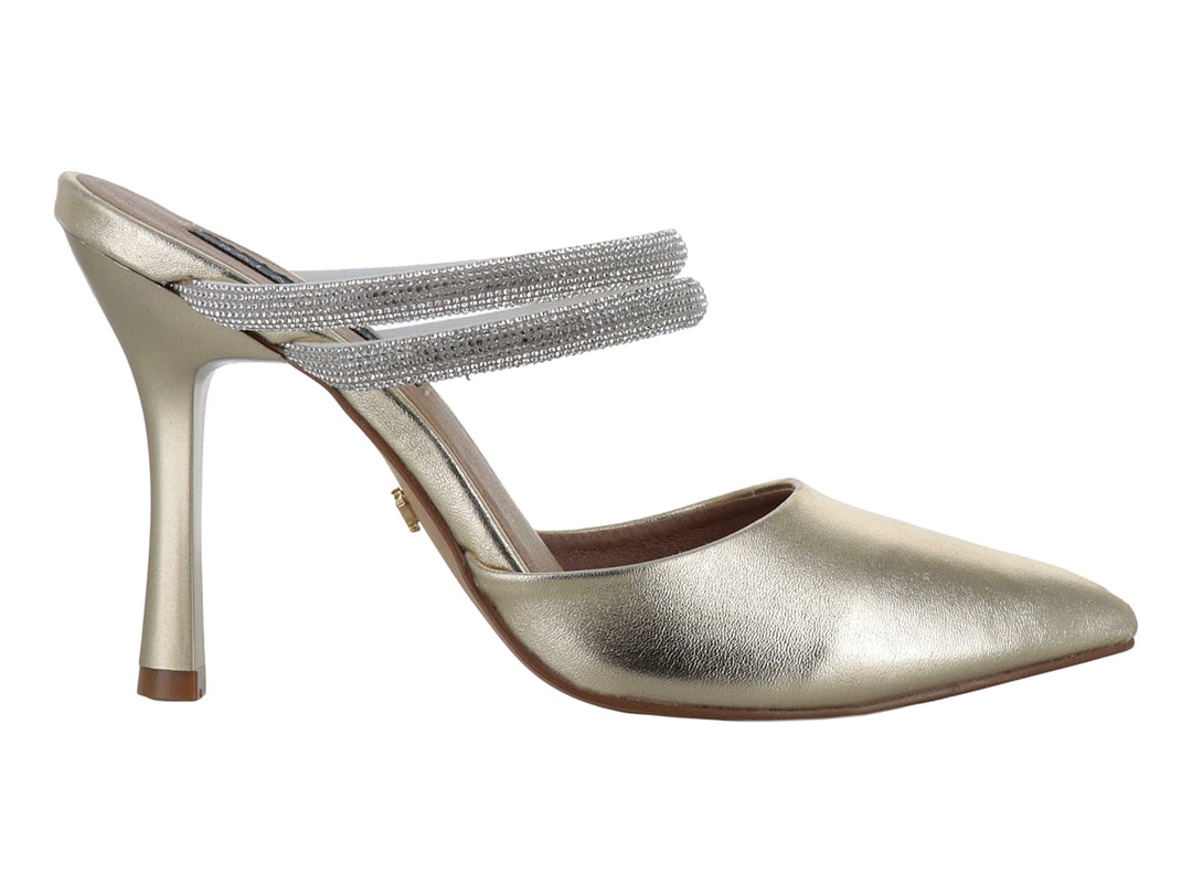 Zapato de tacón alto color dorado con punta fina y dos correas brillantes en el empeine.