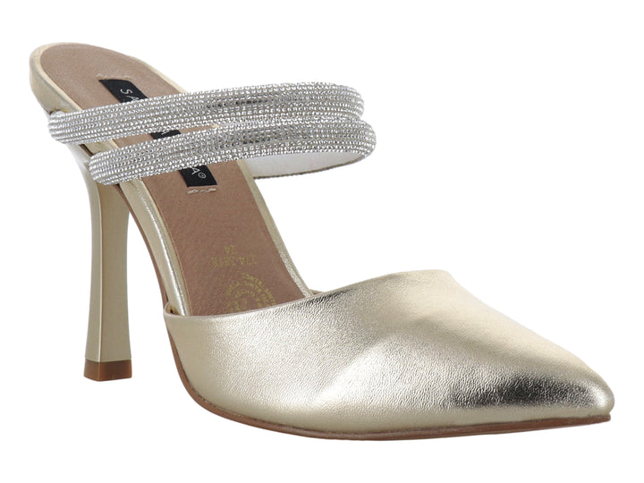 Zapato de tacón alto color dorado con punta fina y dos correas brillantes en el empeine.