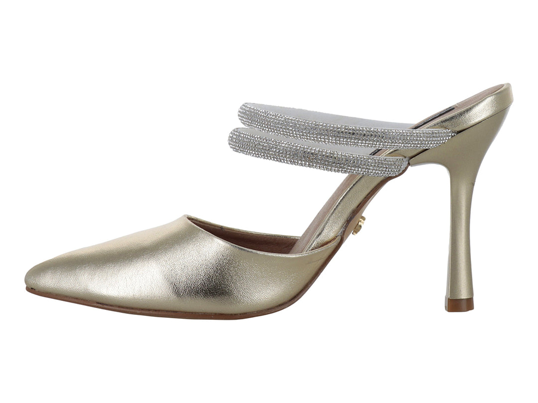 Zapato de tacón alto color dorado con punta fina y dos correas brillantes en el empeine.