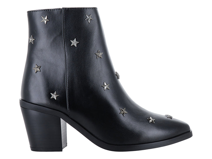 Botín negro de cuero con detalles de estrellas plateadas y tacón cuadrado.