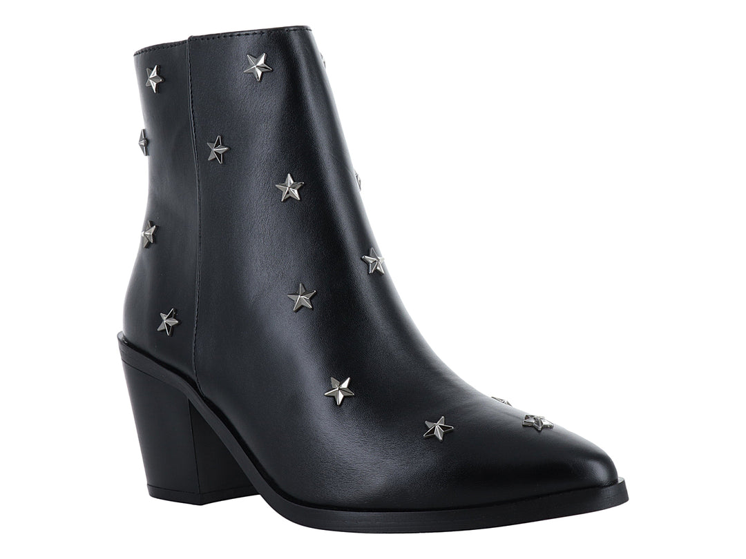 Botín negro de cuero con detalles de estrellas plateadas y tacón cuadrado.