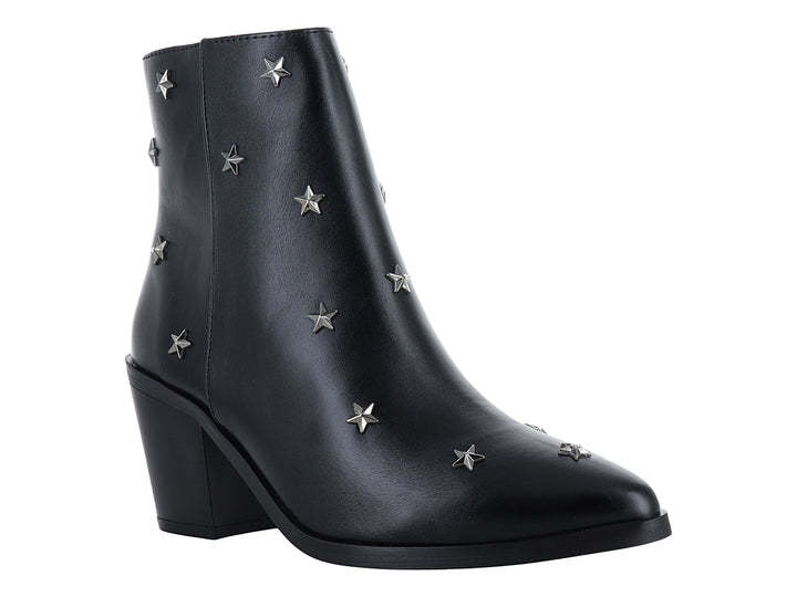 Botín negro de cuero con detalles de estrellas plateadas y tacón cuadrado.
