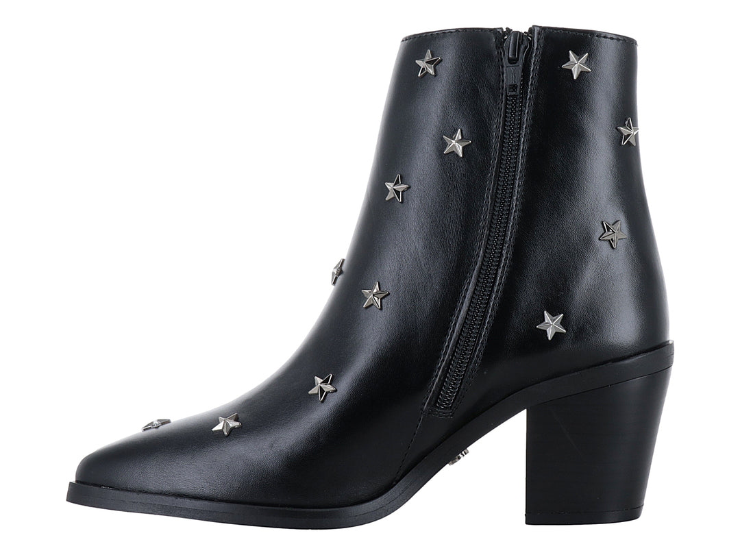 Botín negro de cuero con detalles de estrellas plateadas y tacón cuadrado.