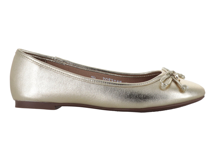 Zapato plano tipo bailarina en color oro inglés con un moño decorativo en la parte frontal.