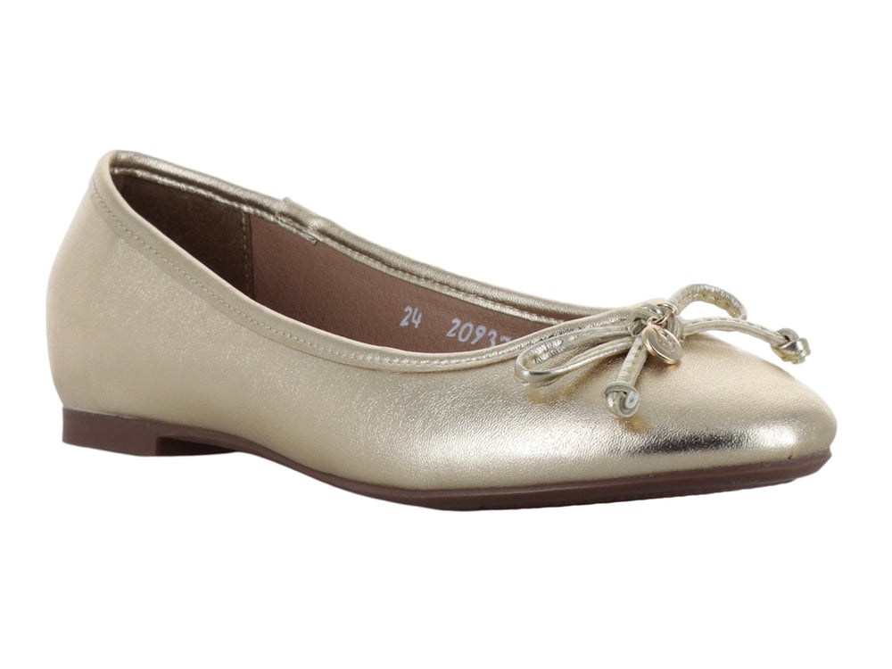 Zapato plano tipo bailarina en color oro inglés con un moño decorativo en la parte frontal.