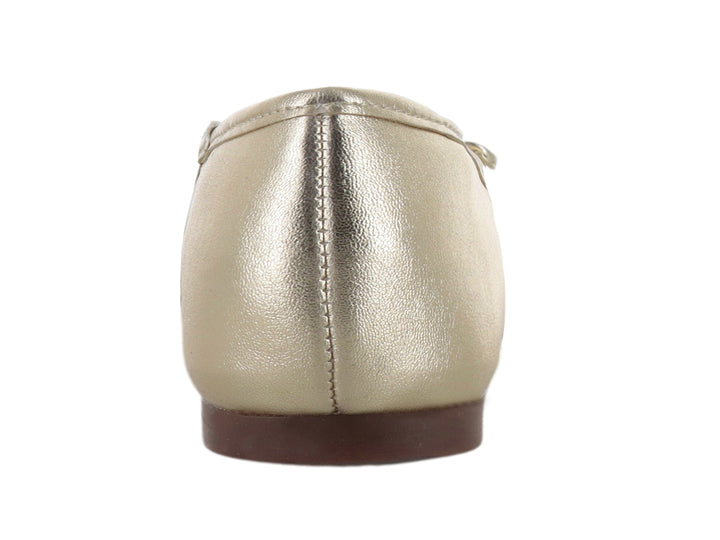 Zapato plano tipo bailarina en color oro inglés con un moño decorativo en la parte frontal.