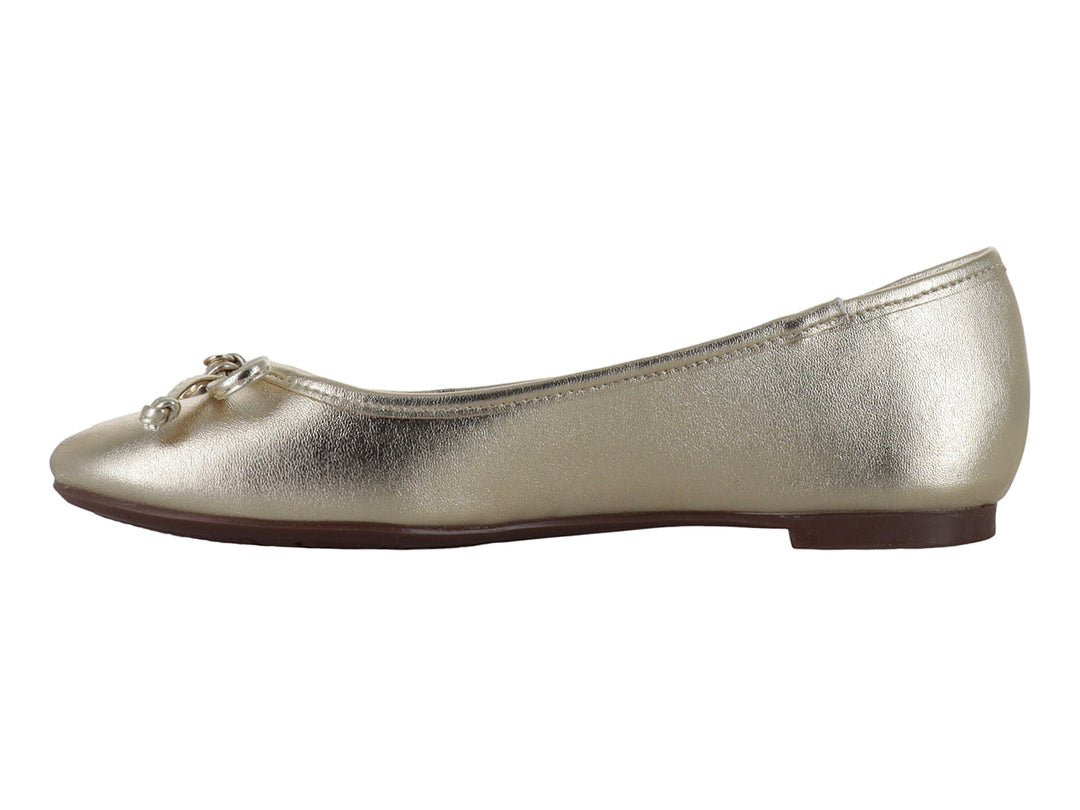 Zapato plano tipo bailarina en color oro inglés con un moño decorativo en la parte frontal.