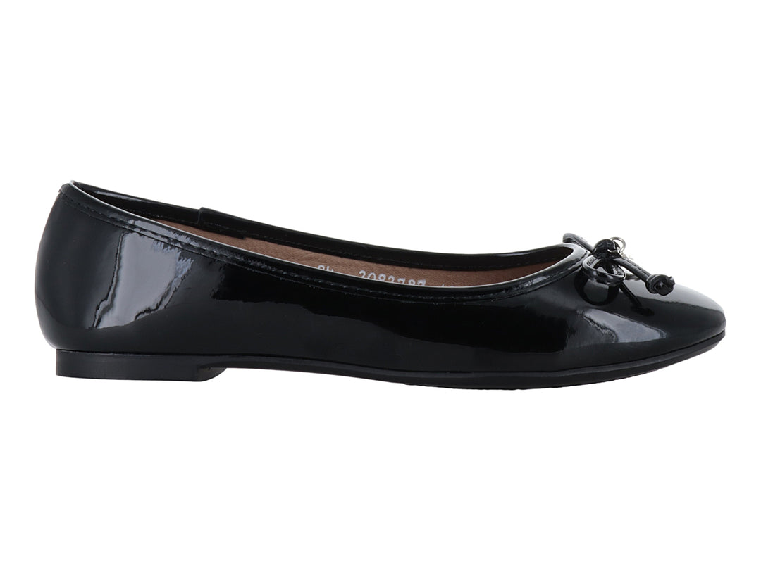 Zapato plano tipo ballerina de charol negro con detalle de moño en la punta.