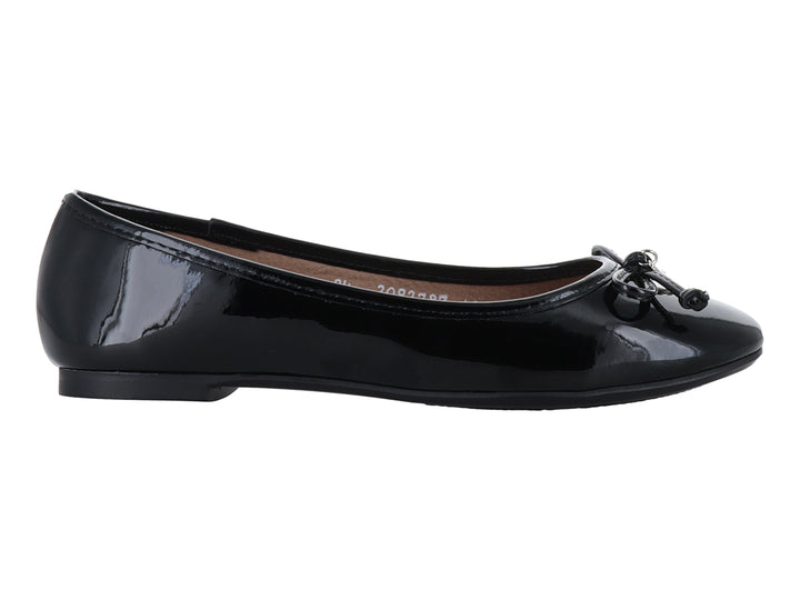 Zapato plano tipo ballerina de charol negro con detalle de moño en la punta.