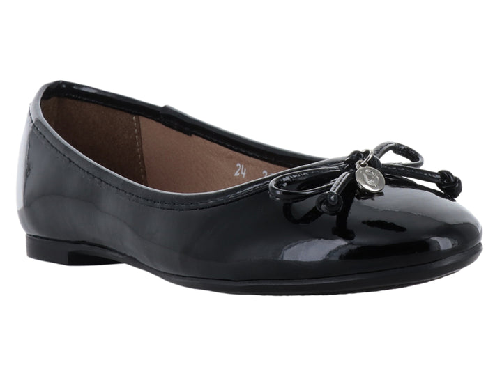 Zapato plano tipo ballerina de charol negro con detalle de moño en la punta.