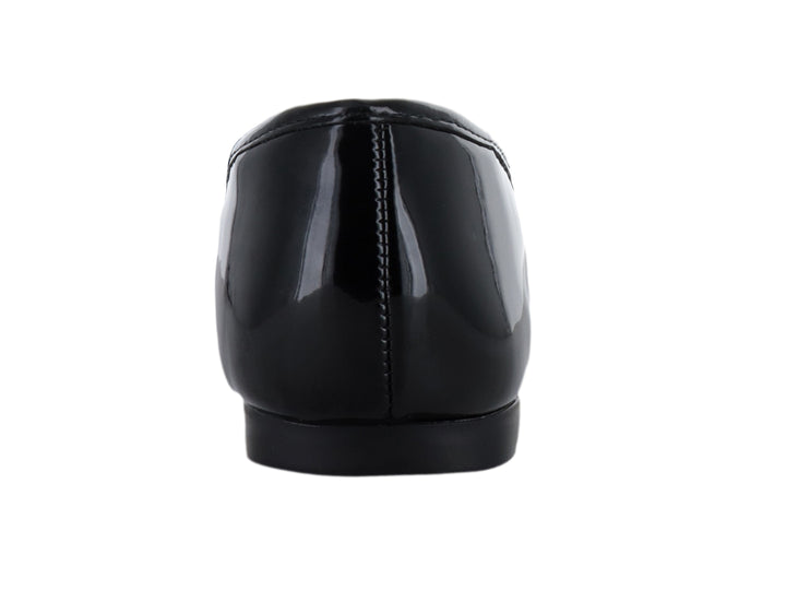 Zapato plano tipo ballerina de charol negro con detalle de moño en la punta.