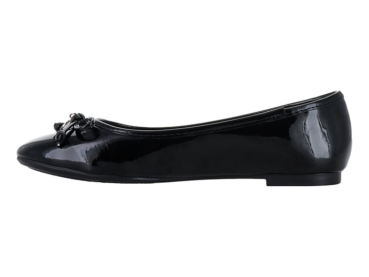 Zapato plano tipo ballerina de charol negro con detalle de moño en la punta.