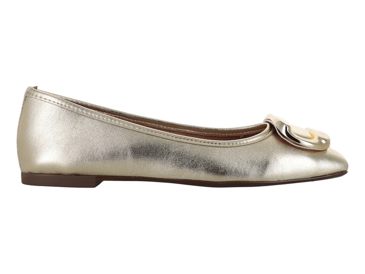 Zapato plano color oro metálico con detalle de hebilla dorada en la parte frontal.