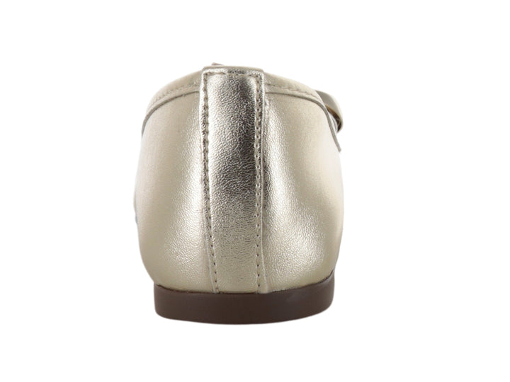 Zapato plano color oro metálico con detalle de hebilla dorada en la parte frontal.