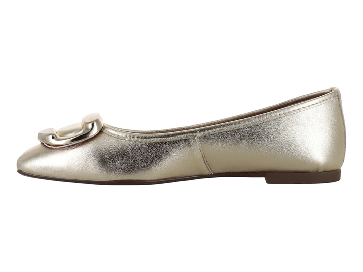 Zapato plano color oro metálico con detalle de hebilla dorada en la parte frontal.